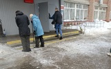 Крыльцо ярославской поликлиники расчистили от льда