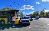 В центре Ярославля жёлтый автобус въехал в легковую машину