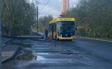 В Ярославле желтый автобус снес столб