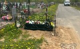 На кладбище в Ярославле обустроили могилу почти прямо на дороге