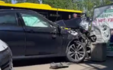В Ярославле машина врезалась в остановку общественного транспорта