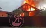 В Большом Селе после попадания молнии загорелся дом