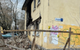 В Ярославле начали консервировать разваливающийся дом