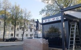 В Ярославле у памятника Некрасову устанавливают пивной павильон