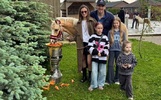 Защитник ярославского «Локомотива» накормил лошадь из Кубка Гагарина