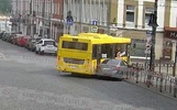 В центре Рыбинска автобус и легковушка не вошли в поворот