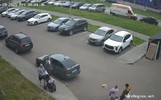 Пнул собаку, напугал девочку: в Ярославле на видео попал дворовый конфликт