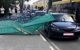 В центре Ярославля строительные леса рухнули на автомобиль