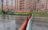 В поселке Красный Бор под Ярославлем упавшая труба перекрыла дорогу 