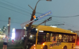 В Ярославле автобус врезался в опору, пострадали два пассажира