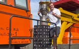 Форвард ярославского «Локомотива» прокатил Кубок Гагарина на дрезине 