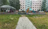 В Ярославле из-за нехватки денег дорожку оборвали в метре от детского городка 