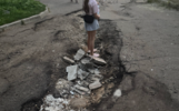 Огромную яму на дороге в Ярославле измеряли ребёнком