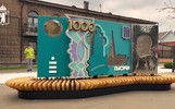 В Ярославле открыли арт-скамейку в виде тысячной купюры