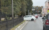 В центре Ярославля легковушка снесла чугунный забор