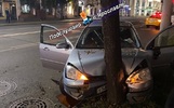 В центре Ярославля легковушка врезалась в дерево
