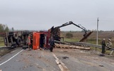 В Ярославской области в ДТП с перевернувшимся лесовозом пострадала женщина