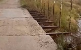 В Ярославской области разваливается соединяющий деревни мост