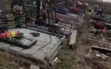 В Ярославле иномарка снесла несколько памятников на кладбище