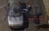 В Ярославле неадекватный мужчина ногами вынес стекла в автомобиле