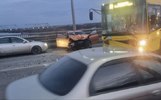 В ДТП с автобусом на Октябрьском мосту пострадал водитель иномарки
