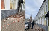 В центре Ярославля обрушились кирпичная кладка козырька здания