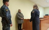 В Ярославской области должница пряталась от приставов в куче одежды