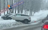 В Ярославле не поделившие дорогу иномарки оказались в сугробе