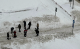 В Рыбинске жители дома самостоятельно освобождают дорогу от снежного плена