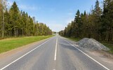 Перевозчика наказали за водителя, выгрузившего щебень прямо на М-8