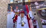 Ярославский нападающий показал болельщикам сразу два Кубка