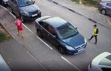 Новый челлендж ярославских школьников: подростки скручивают колпачки с колес автомобилей