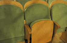 В филармонии Ярославской области устанавливают кресла австрийской фирмы «Цеетнер». С фото