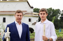  Без «Теслы»: глава ярославского правительства привлек сына к посадке деревьев   