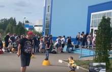 В Ярославле выстроилась гигантская очередь в аквапарк: видео