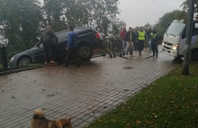 В Ярославле легковушка на Волжской набережной снесла чугунный забор