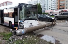 В ДТП со въехавшим в столб автобусом в Ярославле пострадали две пенсионерки