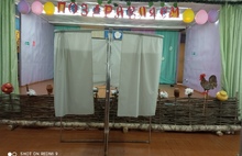 В Ярославской области кабинку для голосования оформили как плетень с петухом