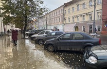 В Ярославле на улице Комсомольской продолжают парковаться по старинке