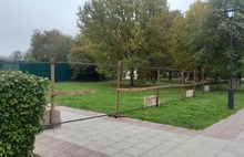 В Ярославле на фоне Успенского собора ставят новый забор
