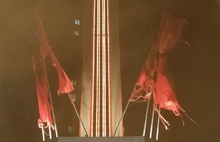 «Позорище»: в Рыбинске красные флаги на мемориале 75-летия Победы превратились в лохмотья