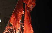 «Позорище»: в Рыбинске красные флаги на мемориале 75-летия Победы превратились в лохмотья