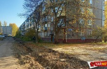 Ждут снега и губернатора: в Ярославле подрядчик так и не вышел на ремонт дворов