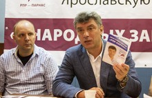 Борис Немцов начинает освобождать Россию с Ярославля. С фото