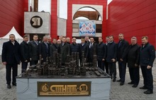 В честь 60-летия ПАО «Славнефть-ЯНОС» открыли памятную стелу