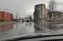 В Ярославле ураган повалил деревья: затруднено движение на проспекте Ленина