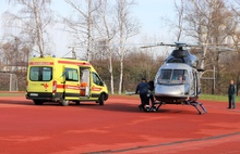 Вертолет сел на стадионе: опубликованы фото спецоперации по спасению девочки в Ростове