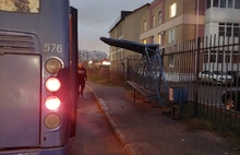 В Ярославле автобус врезался в остановку