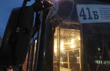 В Ярославле автобус врезался в остановку