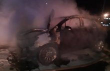 В Ярославле ночью сгорели две машины: видео